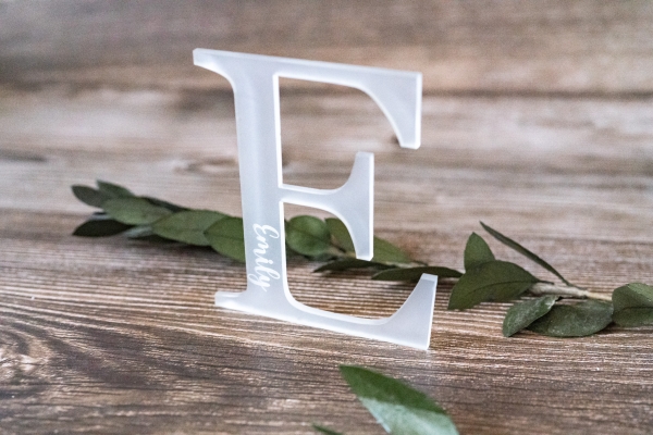 Buchstabe Milchglas Acryl / Tischkärtchen / Platzkarte / Namenkarte / personalisiert